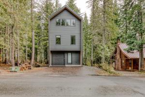 Sleek Modern Home in Town with Forest Views Fire Table WiFi - Walk to Skiing