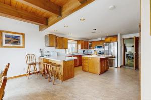 Charming Oceanfront Home with WiFi - Secluded Yet Close to Town