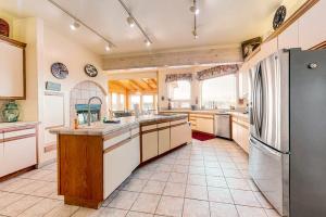 Stunning Spacious Riverfront House with Private Sauna