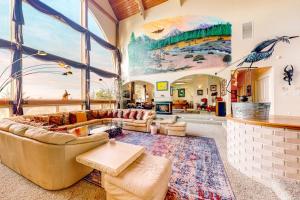 Stunning Spacious Riverfront House with Private Sauna