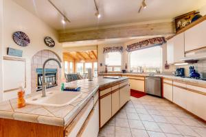 Stunning Spacious Riverfront House with Private Sauna