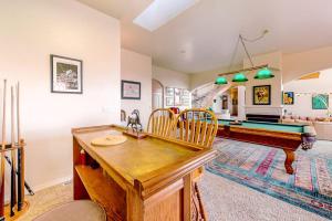 Stunning Spacious Riverfront House with Private Sauna