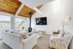 Second Floor Condo with Marina View High-Speed WiFi Water View and Balcony