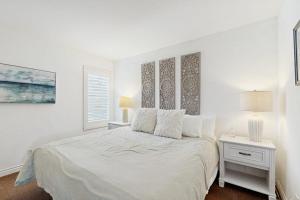 Second Floor Condo with Marina View High-Speed WiFi Water View and Balcony