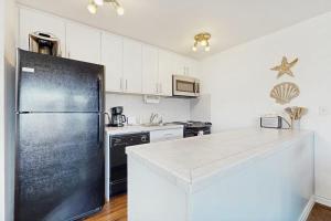 Second Floor Condo with Marina View High-Speed WiFi Water View and Balcony