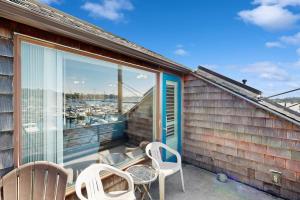Delightful Harbor Perch Near Town with Shared pool & hot tub & Private Balcony