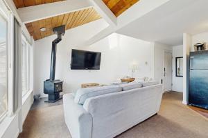 Delightful Harbor Perch Near Town with Shared pool & hot tub & Private Balcony