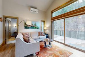 Amazing riverfront cabin with views deck firepit & grill - dog-friendly