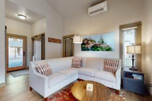Amazing riverfront cabin with views deck firepit & grill - dog-friendly