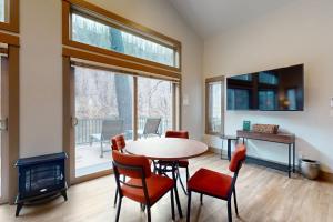 Amazing riverfront cabin with views deck firepit & grill - dog-friendly