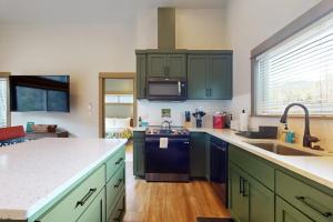 Amazing riverfront cabin with views deck firepit & grill - dog-friendly