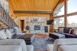 Dog-friendly 2-level gorge view home with hot tub lovely deck central AC W&D