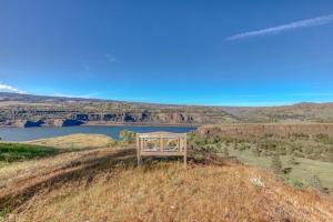 Dog-friendly 2-level gorge view home with hot tub lovely deck central AC W&D