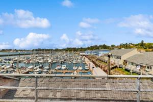 Ideal getaway on the water with private balcony cozy layout and free WiFi