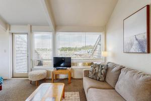 Ideal getaway on the water with private balcony cozy layout and free WiFi