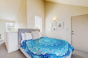Ideal getaway on the water with private balcony cozy layout and free WiFi