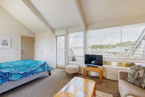 Ideal getaway on the water with private balcony cozy layout and free WiFi