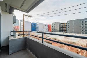 Blueground South Lake balcony nr Lake SEA-993