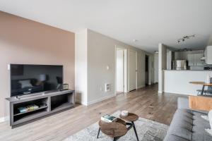 Blueground South Lake balcony nr Lake SEA-993