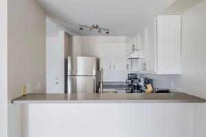 Blueground South Lake balcony nr Lake SEA-993