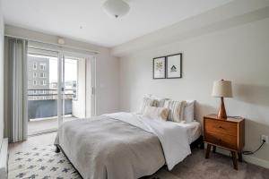 Blueground South Lake balcony nr Lake SEA-993