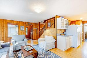 Cozy home 4 blocks from the beach with deck woodstove & sunroom