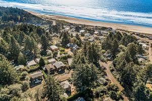 Cozy home 4 blocks from the beach with deck woodstove & sunroom