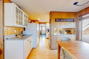 Cozy home 4 blocks from the beach with deck woodstove & sunroom
