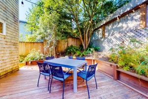 Cozy home 4 blocks from the beach with deck woodstove & sunroom