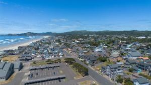 3 stunning water-view homes 1 block from beach with new hot tub-walk to Coast St