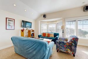 3 stunning water-view homes 1 block from beach with new hot tub-walk to Coast St