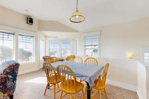 3 stunning water-view homes 1 block from beach with new hot tub-walk to Coast St