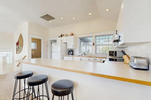 3 stunning water-view homes 1 block from beach with new hot tub-walk to Coast St