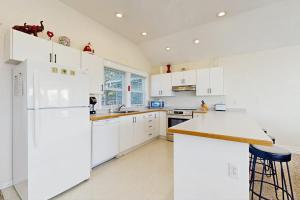 3 stunning water-view homes 1 block from beach with new hot tub-walk to Coast St