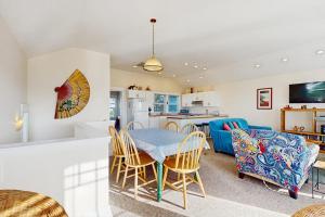 3 stunning water-view homes 1 block from beach with new hot tub-walk to Coast St