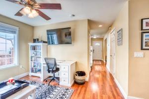 Updated home with fireplace & media room - 2 blocks to the beach & promenade