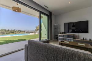 Royal Luxury Apartment with Private Infinity Pool, Hydromassage Area & Fireplace