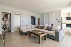 Royal Luxury Apartment with Private Infinity Pool, Hydromassage Area & Fireplace