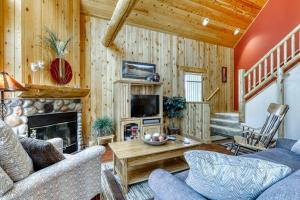 Charming resort home with fireplace deck gas grill and gas stone fireplace