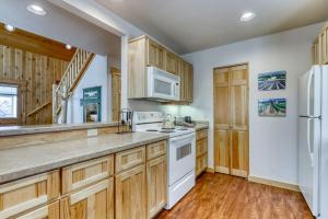 Charming resort home with fireplace deck gas grill and gas stone fireplace