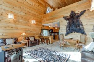 Delightful cabin with lofted layout hot tub modern kitchen WiFi & shared pool