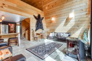 Delightful cabin with lofted layout hot tub modern kitchen WiFi & shared pool