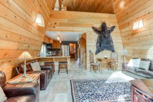 Delightful cabin with lofted layout hot tub modern kitchen WiFi & shared pool