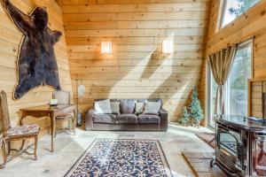 Delightful cabin with lofted layout hot tub modern kitchen WiFi & shared pool