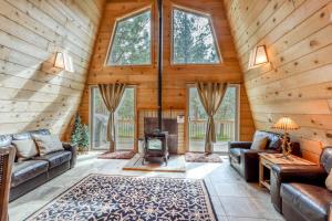 Delightful cabin with lofted layout hot tub modern kitchen WiFi & shared pool