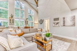 Beautiful home with fireplace sauna full kitchen & W&D