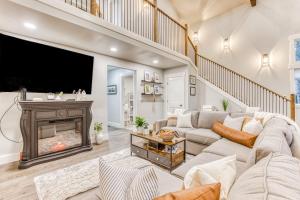 Beautiful home with fireplace sauna full kitchen & W&D