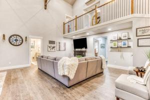 Beautiful home with fireplace sauna full kitchen & W&D