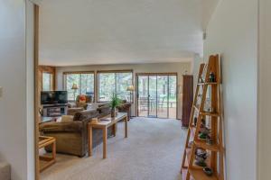 Cabin with Private Hot Tub Near the Deschutes River - Free SHARC access