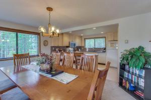 Cabin with Private Hot Tub Near the Deschutes River - Free SHARC access